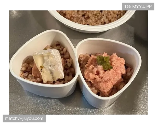 大阪刚赢完比赛就跑去便利店买饭团，这自律和松弛感也太真实了吧