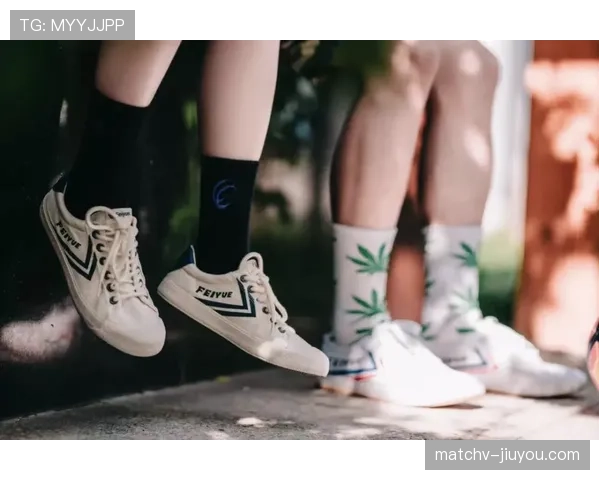 莱万今天的鞋子又闪瞎，普通人这脚步能走到哪里啊？
